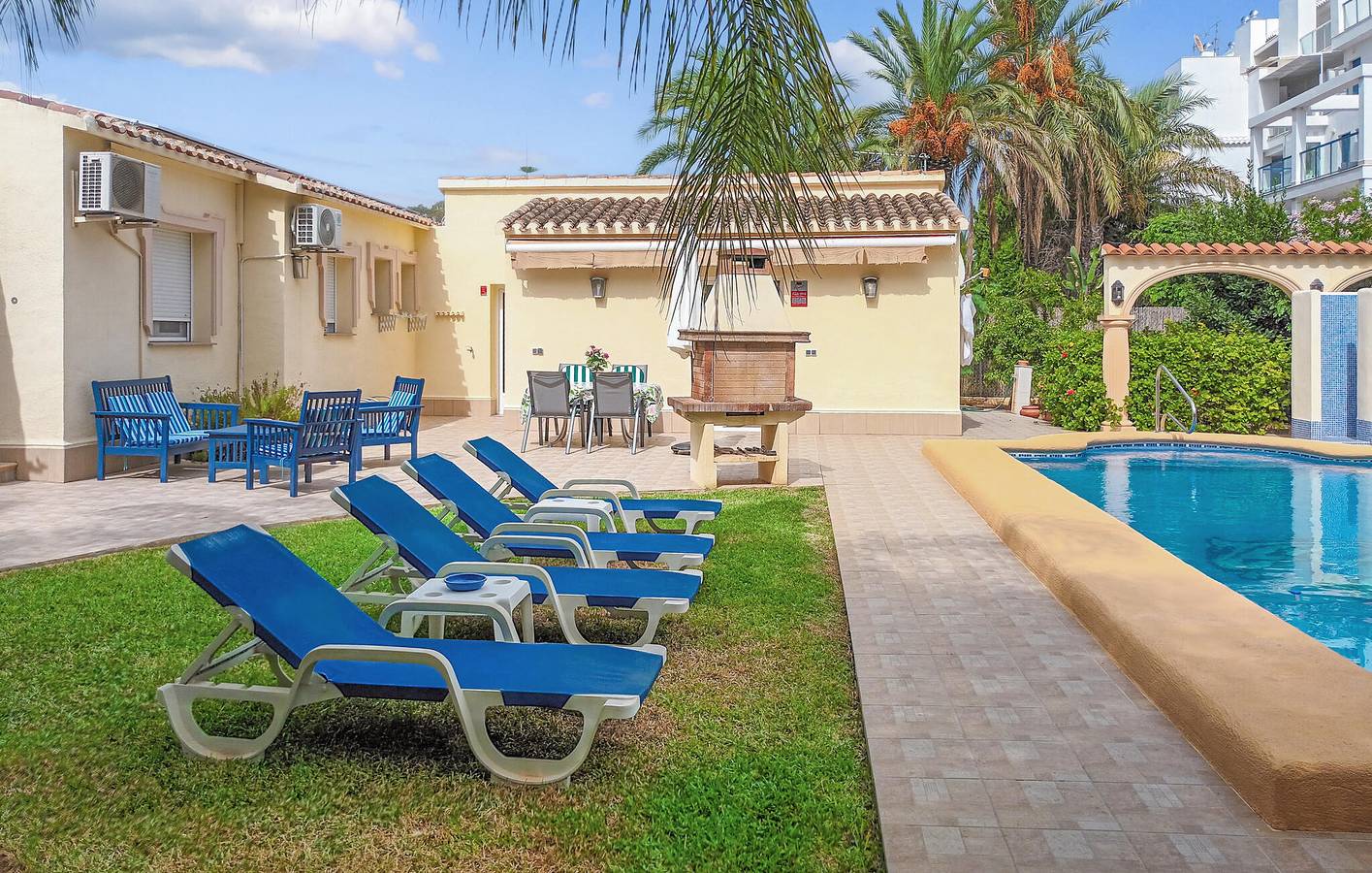 Retiro junto a la playa con piscina, aire acondicionado y terraza in Almadraba, Costa Blanca