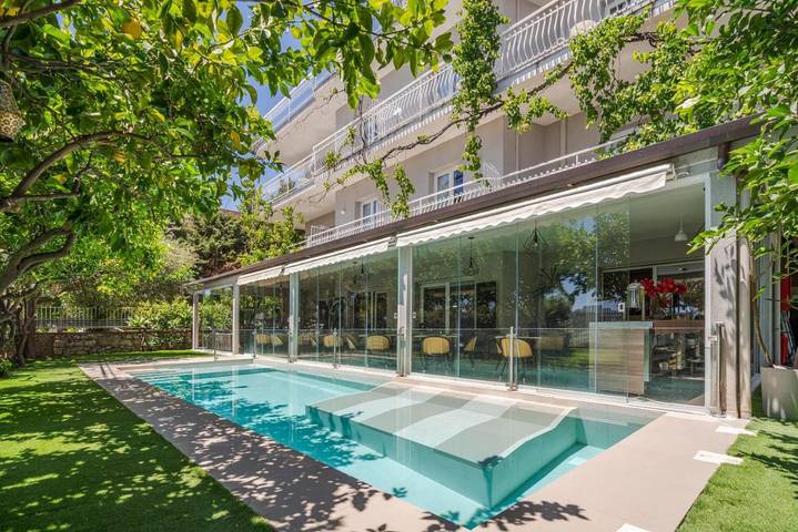 Appartamento per 3 persone, con Balcone e Terrazza nonché Giardino e Piscina a Mazzeo