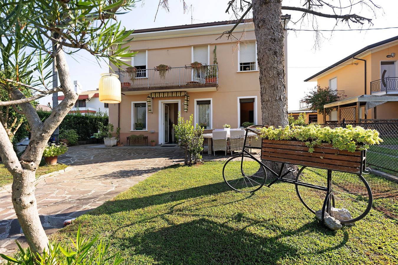 Ganze Wohnung, Ferienwohnung 'Les Amis' mit privatem Garten, Wi-Fi und Klimaanlage in Peschiera del Garda, Gardasee-Berge