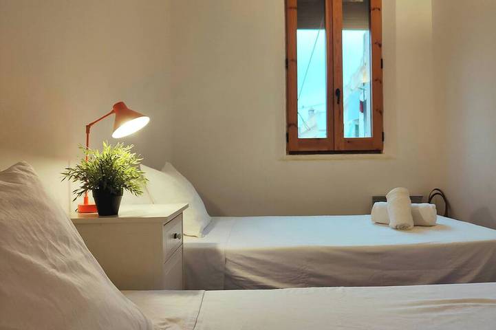 Entire apartment, R.G. Central , Tranquil 1Br apt. 2Beds. La Rambla! in Barcelona Centre, Barcelona