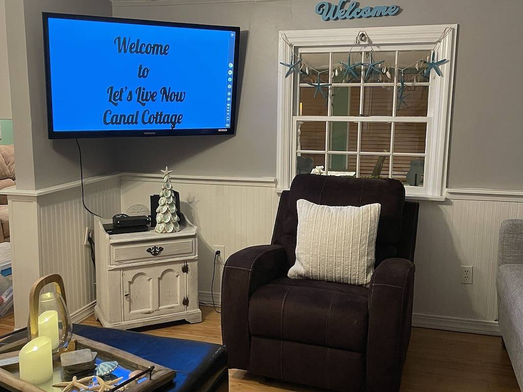 Charming Waterfront Canal Home in beautiful Old Homosassa! 5 Kayaks, Dock, Bikes in Homosassa, Citrus County