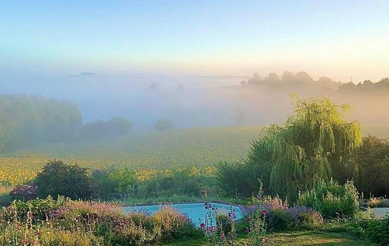 Location de vacances pour 2 personnes, avec vue ainsi que jardin et piscine à Bouteilles-Saint-Sébastien