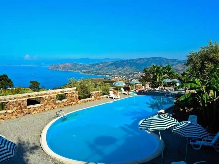 Ferienwohnung für 4 Personen, mit Terrasse und Whirlpool sowie Garten und Pool