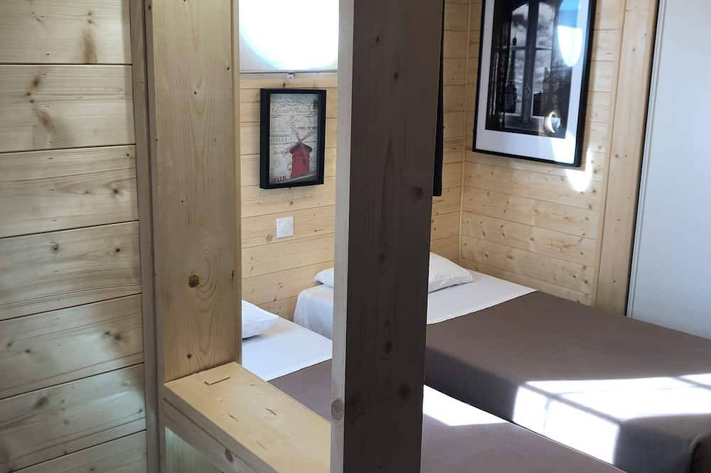 Ganze Wohnung, Lovely Chalet-style studio on ground floor with terrace overlooking garden near Igr line 14 in Villejuif, Val-de-Marne