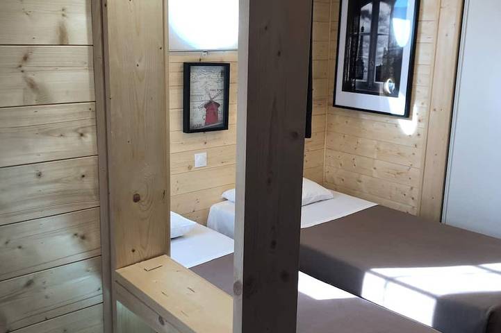 Entire apartment, Lovely Chalet-style studio on ground floor with terrace overlooking garden near Igr line 14 in Villejuif, Val-de-Marne