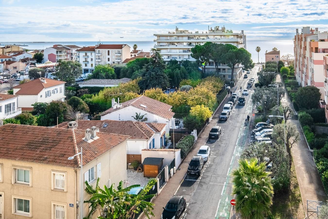 Appartement entier, 'Couronne Cros' Proche plages, bel appartement traversant avec vue mer, climatisation et parking in Cagnes-sur-Mer, Région de Cannes