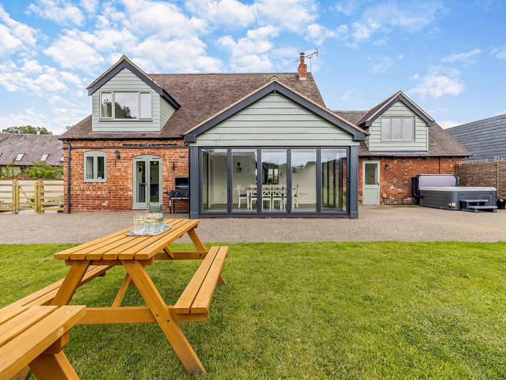 Cottage for 10 people, with garden, with pets in Shropshire