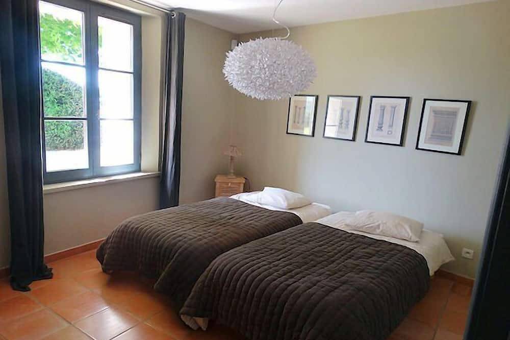 In Violès, Vaucluse, exceptional vacation home, air-conditioned, heated pool. in Violès, Vaucluse
