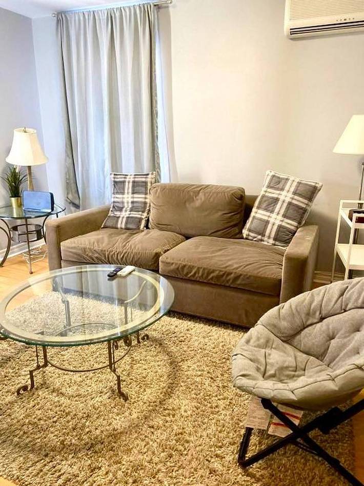 Apartamento entero, Cómodo apartamento de 2 dormitorios en Laval, 2 plazas de aparcamiento, alquiler de coches opcional in Laval, Quebec