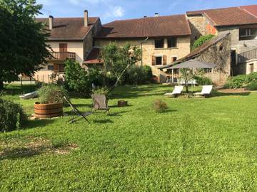 Cottage pour 3 personnes, avec terrasse ainsi que vue et jardin dans Mesnay