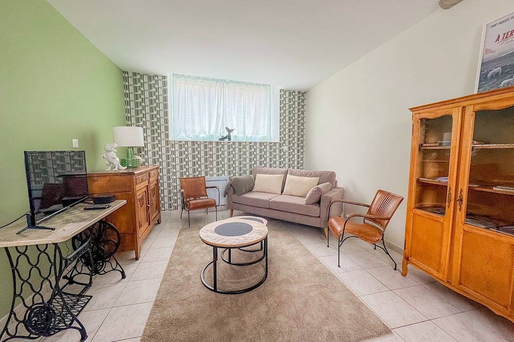 Entire apartment, Renovated Apartment in the Heart of Pont-l’Abbé – River View, Near the Ocean in Pont-l'Abbé, Quimper region