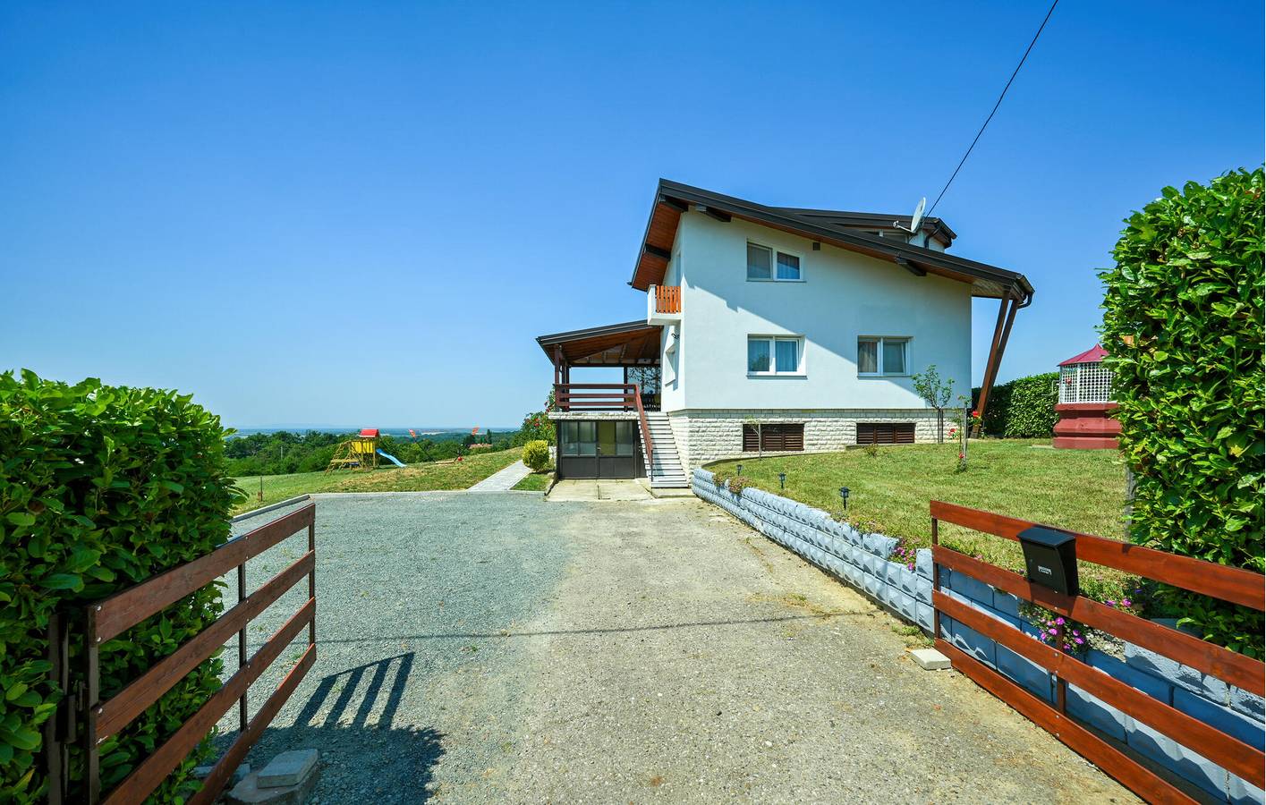Charmante Ferienwohnung mit Pool und Terrasse in der Nähe des Stadtzentrums von Popovača in Sisak-Moslavina