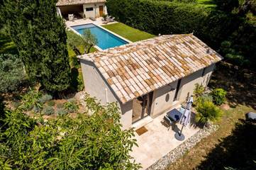 Gîte pour 2 personnes, avec piscine et jardin à Eygalières