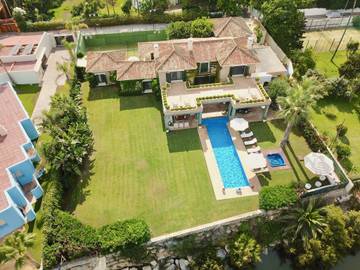 Finca für 15 Personen, mit Garten und Balkon sowie Whirlpool, kinderfreundlich in Estepona