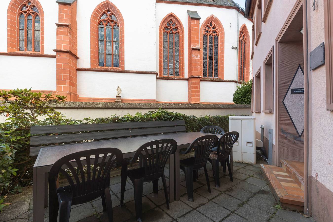 Ferienhaus 'Zum Burgfried' mit 3 Küchen, 10 Schlafzimmern und Wi-Fi in Neuerburg, Eifelkreis Bitburg-Prüm