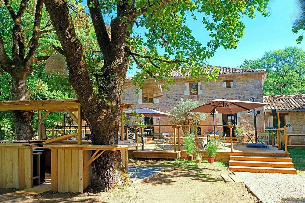 Alojamiento para grupos con sala de recepción opcional. in Saint-Antonin-Noble-Val, Macizo Central