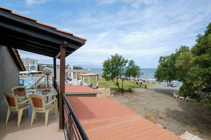 Seafront Paradise with sand Yard 10 m. from Beach! in Plataniás, Région de la Canée