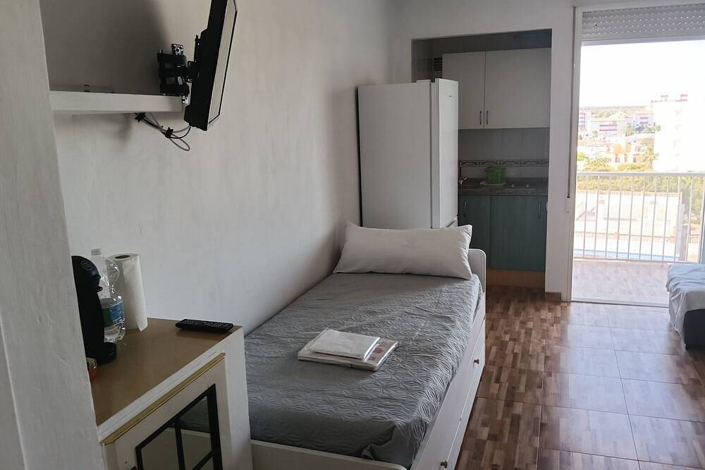 Apartamento entero, Estudio 'A 100m de la Playa' con Piscina Compartida, Terraza Privada y Wi-Fi in Matalascañas, Almonte