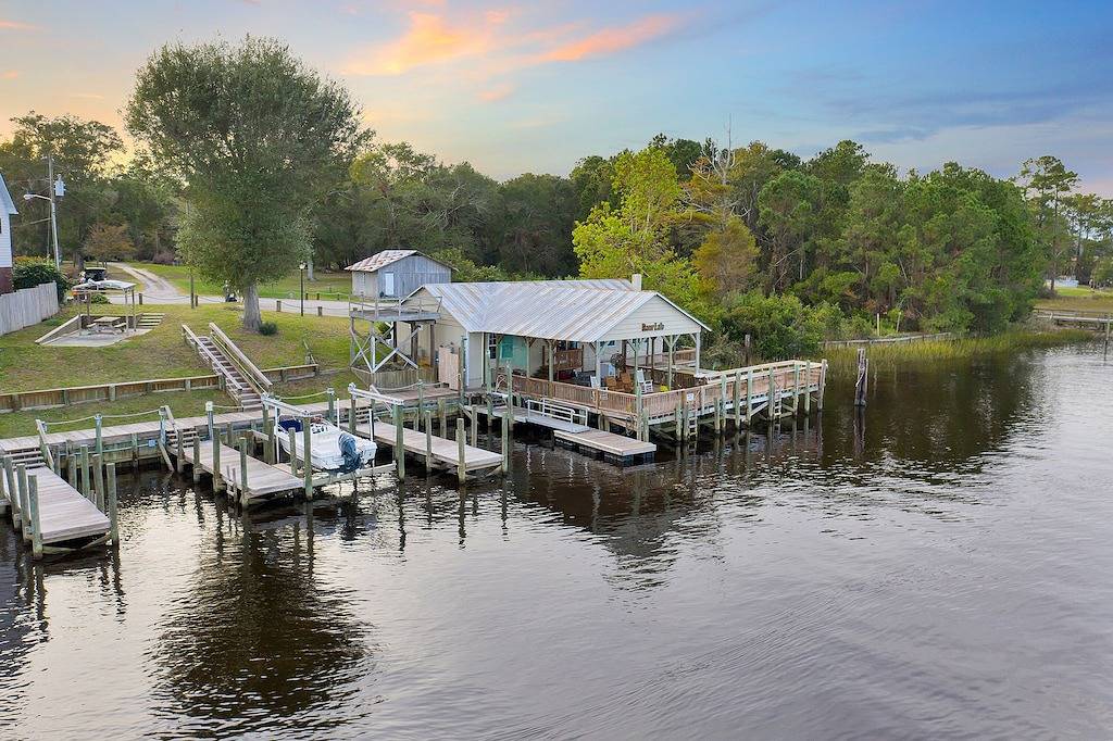 Gemütliches Haus am Wasser! 2Br / 2Ba Großes überdachtes Deck * Angelsteg * Schwimmsteg in Brunswick County