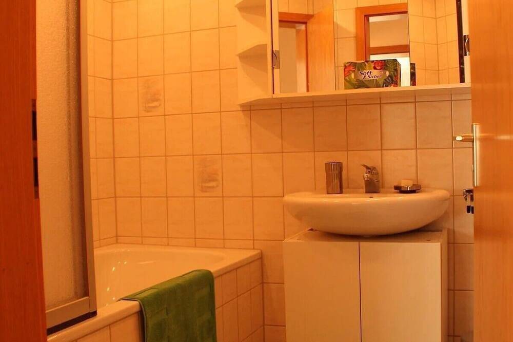 Ganze Wohnung, Business oder Urlaub, zentrale 80qm Whg. Nähe Mercedes-Benz / Bosch / Porsche in Renningen, Nordschwarzwald