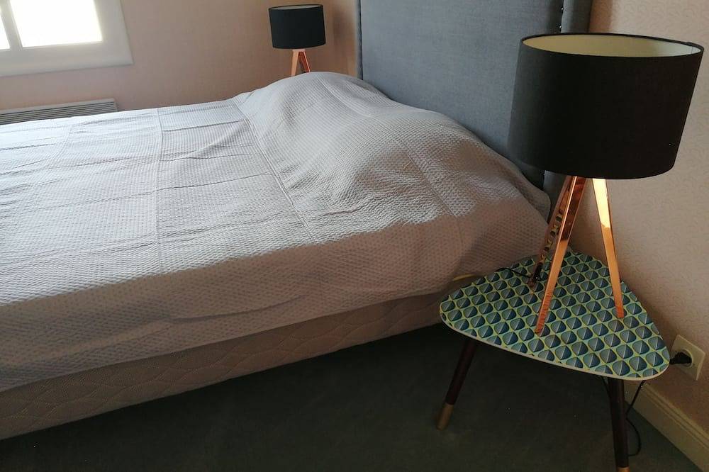 Villa années 30 proche plage et commerces, 10 couchages in Royan, Côte de Beauté