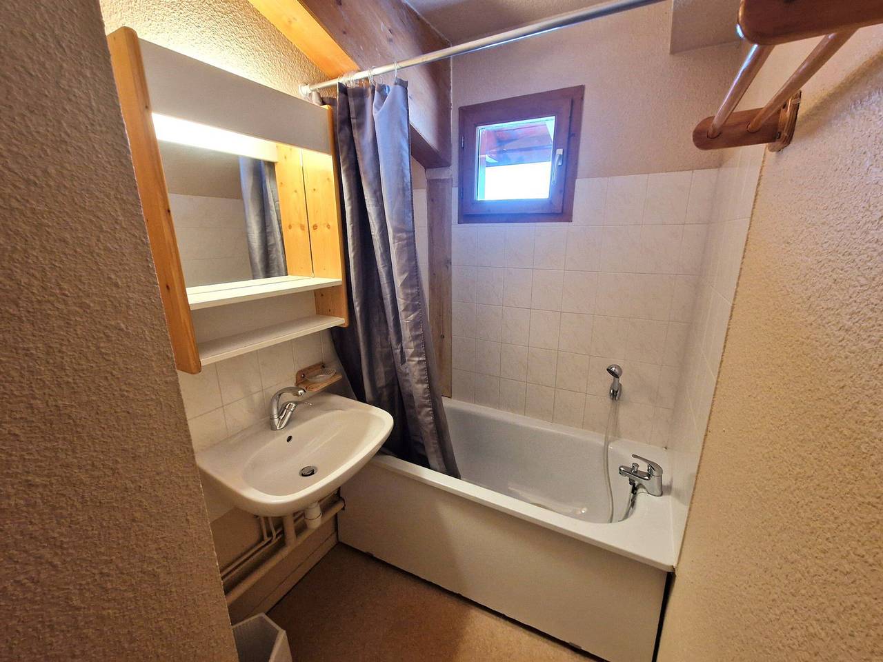 Geheel appartement, 2-room + cabin apartment, 6 people, center of Valfréjus with balcony in Valfréjus, Modane