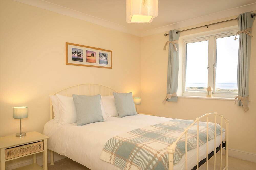 Entire apartment, Seaviews Sovereign Harbour - adults-only apartment with stunning water views in Eastbourne, East Sussex