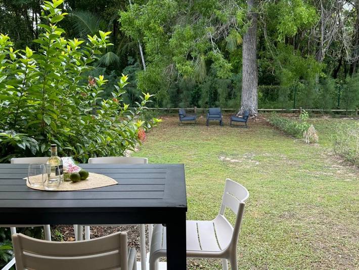 Gîte pour 4 personnes, avec terrasse ainsi que jardin et piscine dans Plage de Folle Anse