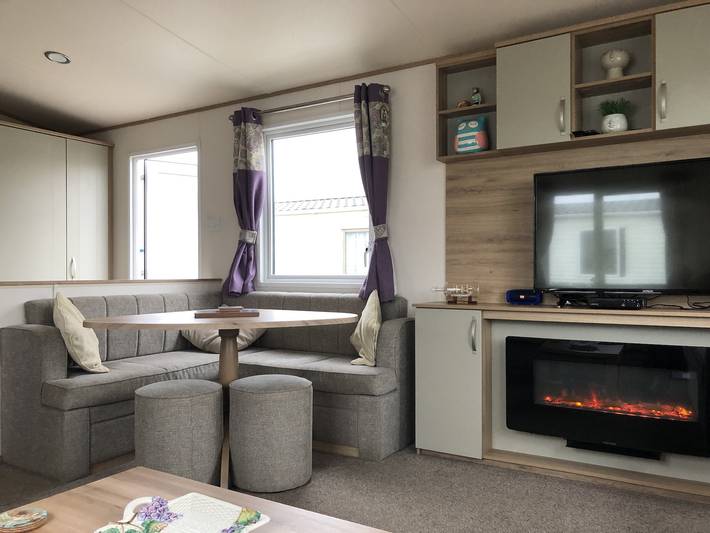 Excellent caravan 4 birth sleeps 6 Tranquil site in Mersea Island, Colchester