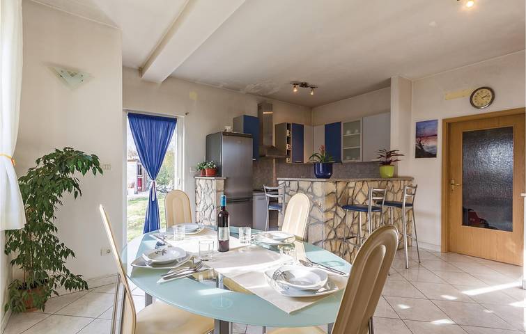 Reizende Ferienwohnung mit Pool und Terrasse in der Nähe des Restaurants Tri Murve in Kršan, Ostküste Istrien