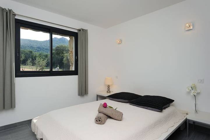 Gîte pour 4 personnes, avec jardin à Figari - 2