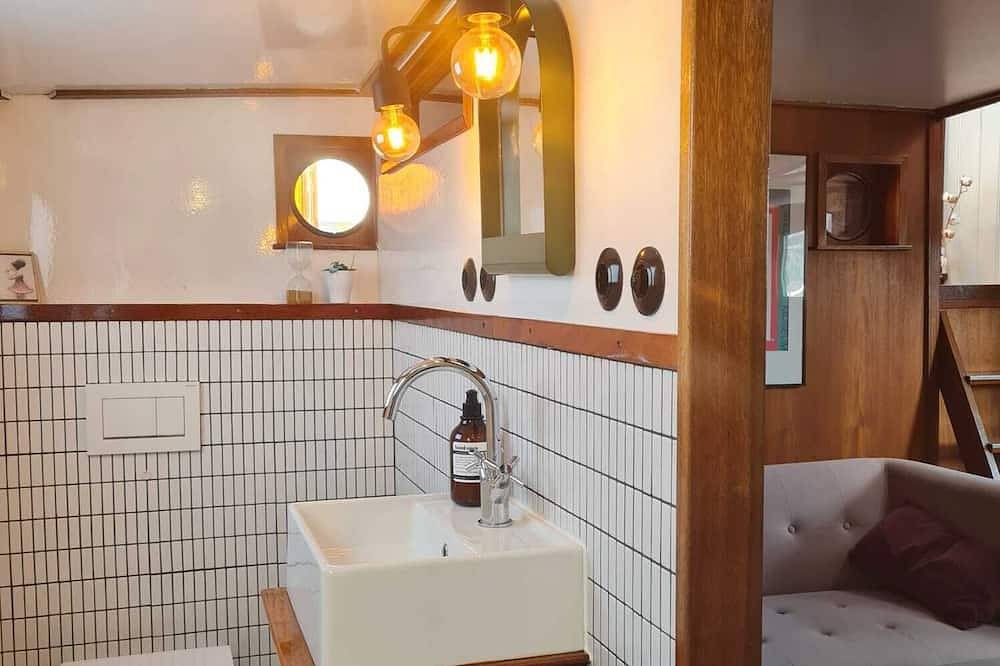 Charming captain's cabin on the historic ship De Hoop in Amsterdam Oost, Costa Holandesa