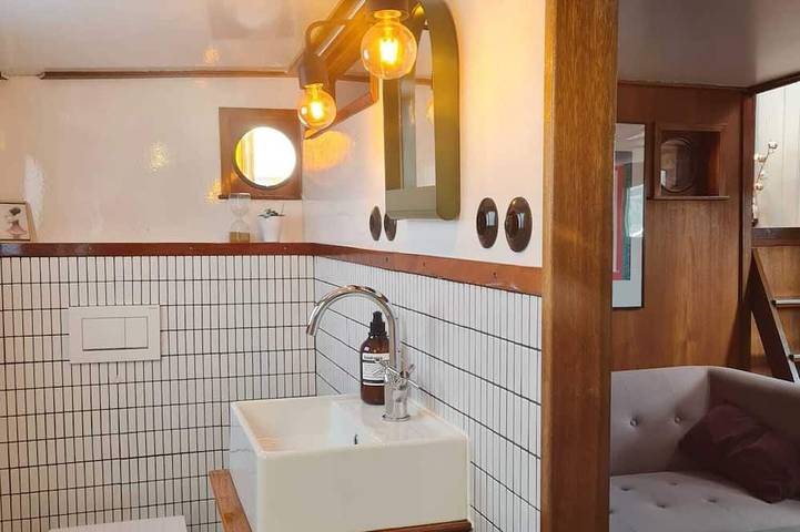 Charmante Kapitänskajüte auf dem historischen Schiff De Hoop in Amsterdam Oost, Holländische Küste