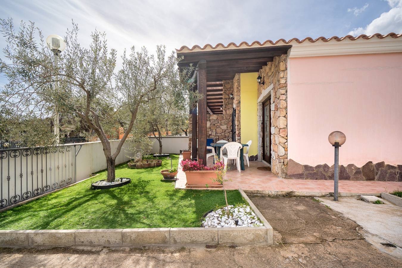 Apartamento entero, Apartamento 'Rebecca' con terraza privada y jardín privado in S'ena E Sa Chitta, Provincia de Nuoro