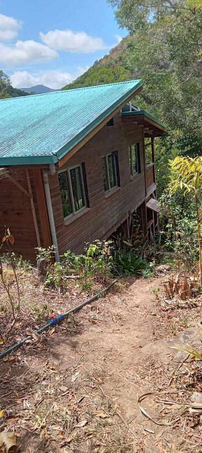 Location de vacances pour 8 personnes, avec terrasse ainsi que jardin et vue à Païta - 2