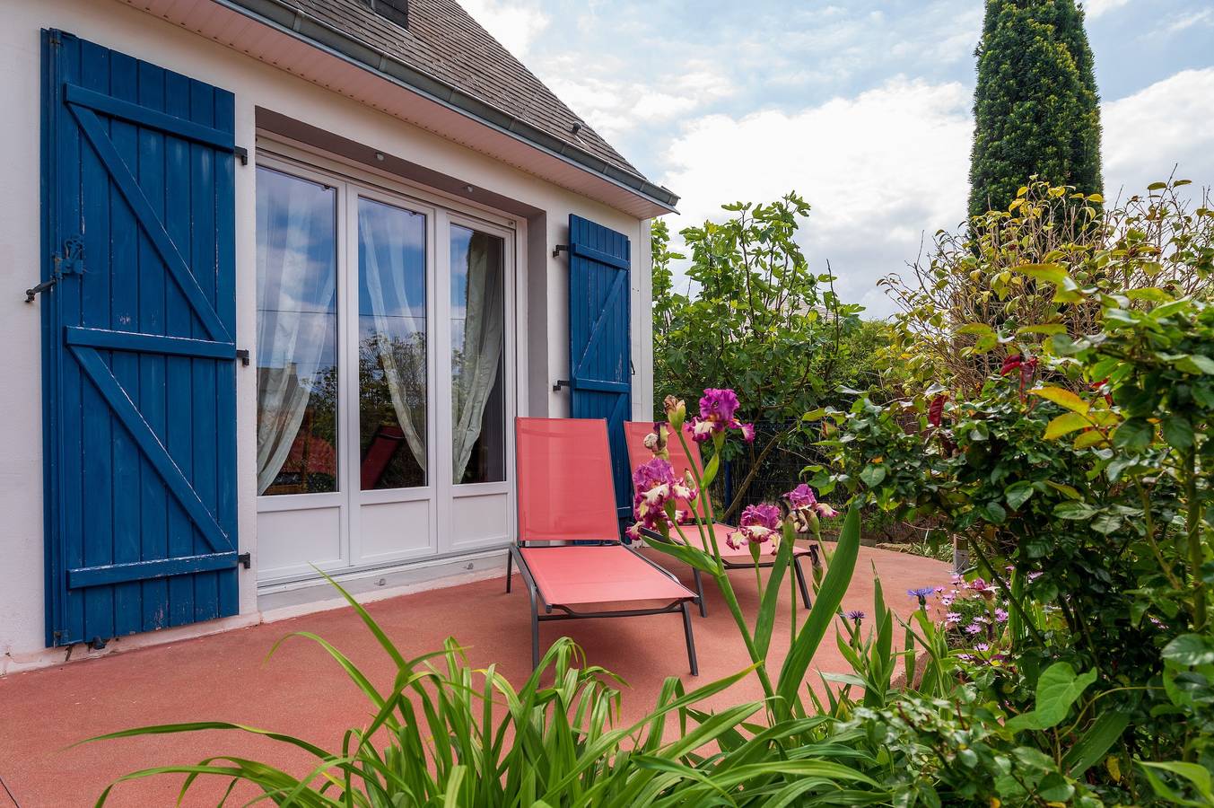 Holiday Home 'La Maison Bleue' with Private Terrace, Private Garden and Wi-Fi in Plouhinec (Morbihan), Côte des Mégalithes