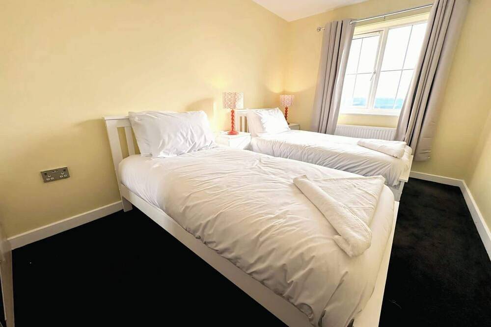 Entire apartment, Elegant 4Bdr Home with Private Parking in Darfield in Barnsley, South Yorkshire
