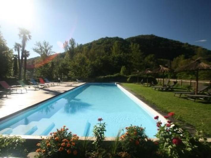 Gîte pour 2 personnes, avec piscine et terrasse à Le Tech