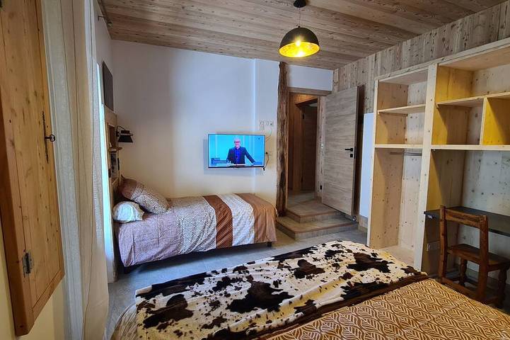 Recently renovated mountain dwelling***, terraces with lake, mountain and forest views. in Chorges, Nationalpark Écrins