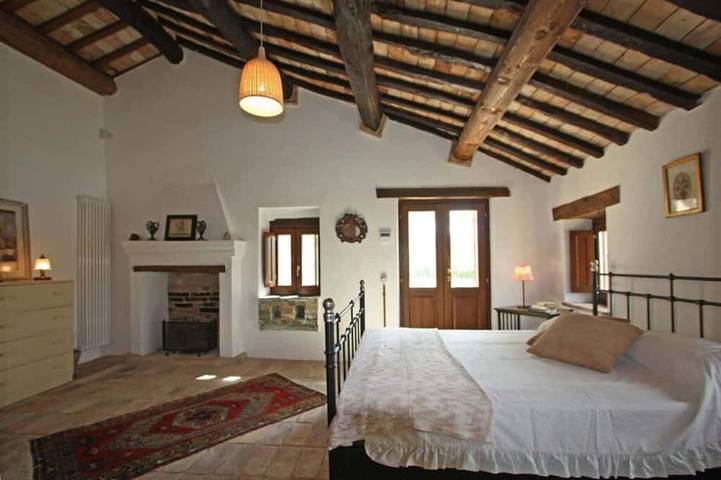 Caratteristica villa indipendente con piscina privata, A/C, Wifi, Tv e vista panoramica in Montegiorgio, Provincia di Fermo