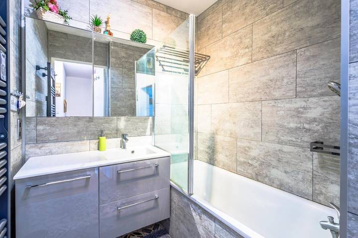 Gîte pour 6 personnes, avec piscine ainsi que terrasse et vue à La Rivière-Saint-Sauveur - 4