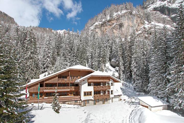 Hotel für 2 Personen, mit Terrasse und Whirlpool sowie Garten und Sauna in Canazei