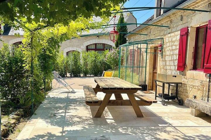 Location de vacances pour 8 personnes, avec piscine et jardin à Cuzance