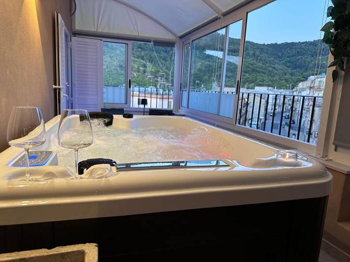 Maison d’hôte pour 3 personnes, avec balcon et jacuzzi à Chiaramonte Gulfi - 2