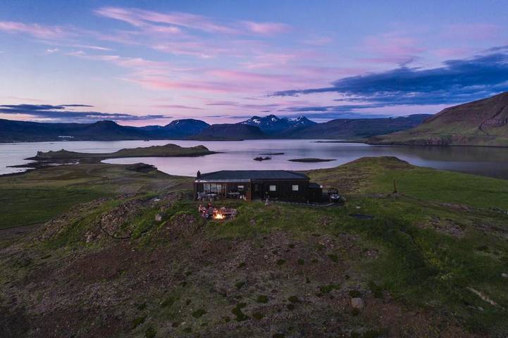 Guesthouse for 4 people, with Hot tub and Terrace as well as Garden and Pool in Iceland