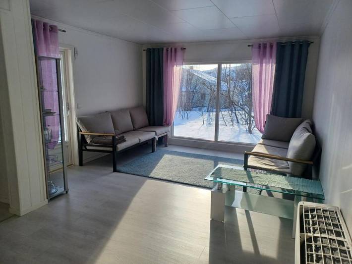 Ferienwohnung für 2 Personen, mit Terrasse und Whirlpool sowie Garten und Ausblick in Skjervøy