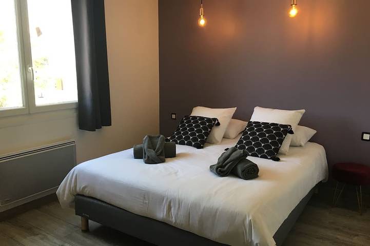 Location de vacances pour 10 personnes, avec Balcon et Jacuzzi ainsi que Jardin et Piscine à Crots - 2
