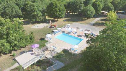 Parc de vacances pour 8 personnes, avec piscine et terrasse, animaux acceptés dans le Lot