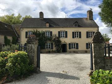 Gîte pour 8 personnes, avec jardin ainsi que piscine et terrasse à Picauville