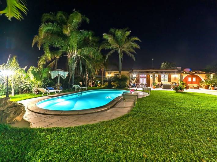 Location de vacances pour 8 personnes, avec Terrasse ainsi que Jardin et Piscine à San Lorenzo